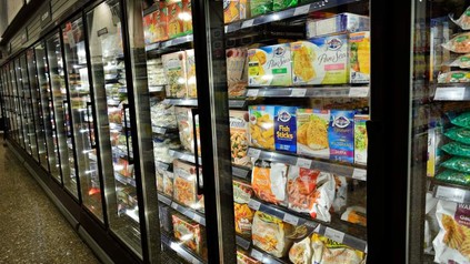 Tiefkühlkost im Kühlregal in Supermarkt