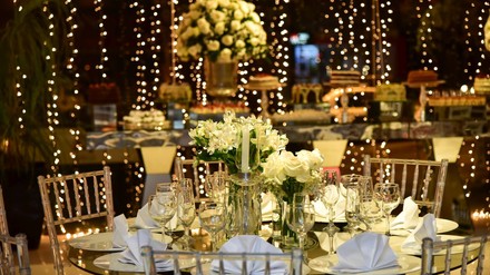 weihnachtlich geschmücktes Restaurant