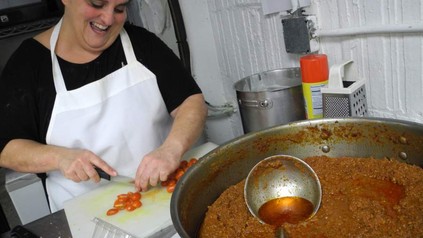 Frau kocht im Enoteca Maria auf Staten Island
