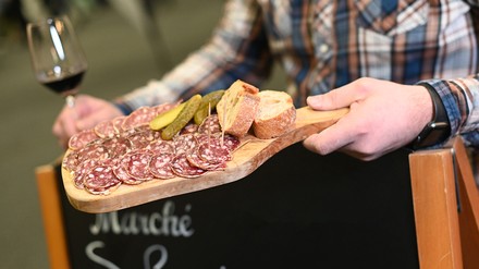 Ein Glas Wein und ein Brozeitbrett