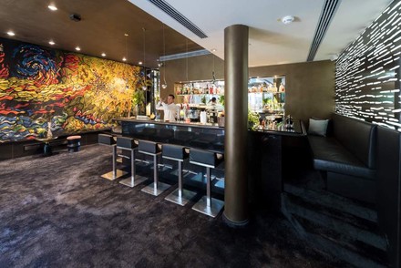 Barkeeper mixt Getränk in moderner Bar