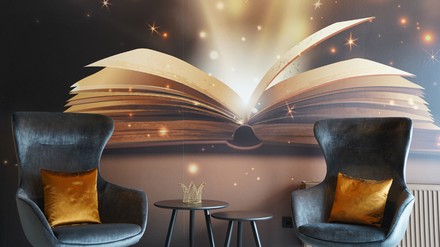 Fototapete mit aufgeklapptem Buch in der Lobby des Flair Hotel Stadt Höxter