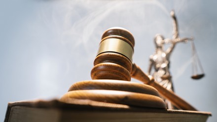 Ein Richterhammer in einem Gerichtssaal