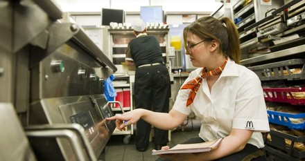 Eine Mitarbeiterin von McDonald’s bei der Arbeit