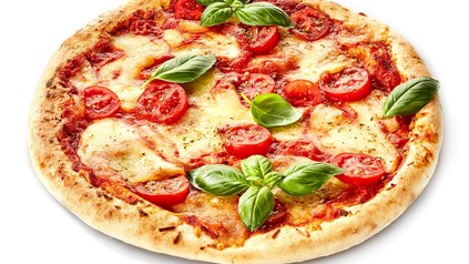 Eine Pizza Margherita mit Basilikum