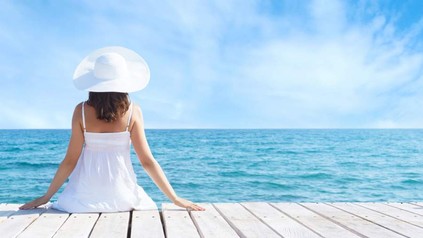Frau in weiß am Meer