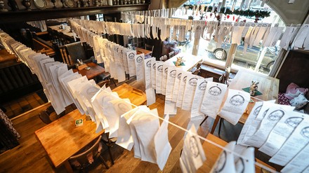 Eine Wäscheleine voller Kassenbons