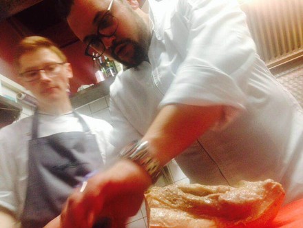 Kirill Kinfelt ist mit seinem Kollegen in der Küche zugange