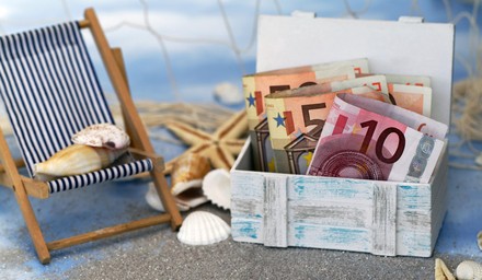 Geldbündel an einem urlaubsstrand