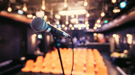 Mikrofon vor leeren Sitzreihen