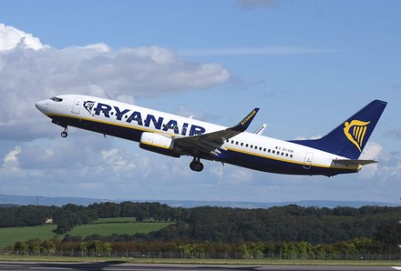 Ryanair Flugzeug beim Starten