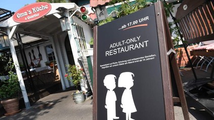 Ein Schild mit einem Kinderverbot-Zeichen