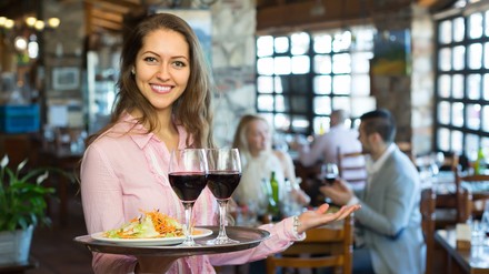 Eine Kellnerin in einem Lokal