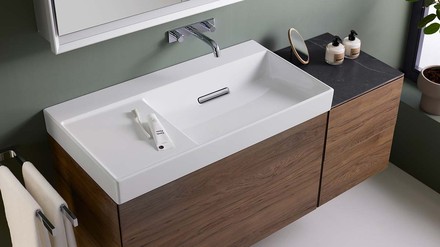 Neu im Programm sind auch Waschtische mit großzügiger, links oder rechts seitlich angeordneter Ablagefläche. Der horizontale Ablauf: geschickt am hinteren Rand des Beckens platziert und mit einer magnetisch befestigten Blende abgedeckt. (Foto: © Geberit)