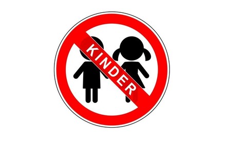 Ein Verbotszeichen mit durchgestrichenen Kindern