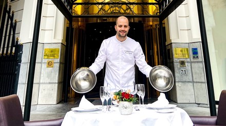 Ein Koch vor einem Steigenberger Hotel