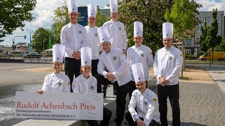 Ein Siegerteam mit glücklichen Köchen