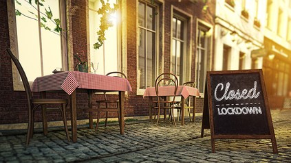 Aufsteller mit der Aufschrift "Lockdown Closed" vor Restaurant