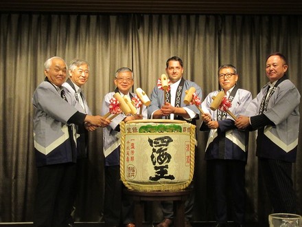 Eine Gruppe Japaner, Koichi Sahara und Daniel Kluge, die eine Feier eröffnen