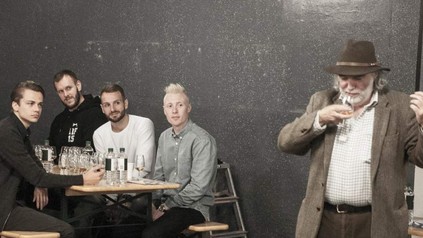 Jim Murray führt vor einigen Gästen eine Whiskyprobe durch.