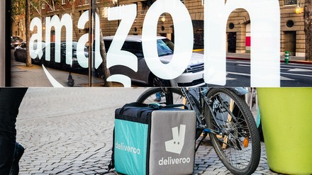 Amazon-Schriftzug oben, Fahrradkurier mit Deliveroo-Lieferbox unten