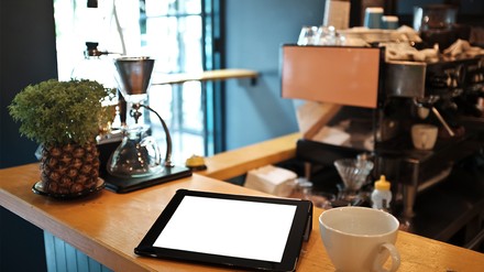 Tablet auf der Theke eines Cafés