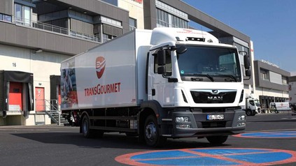 Ein Lkw mit der Aufschrift "Transgourmet" vor dem gleichnamigen Firmengebäude