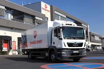 Ein Lkw mit der Aufschrift „Transgourmet“ vor dem gleichnamigen Firmengebäude