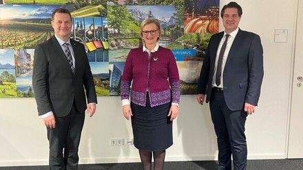 v. l.: Christoph Möller, Präsident des Unternehmerverbands der Tanzschulen Swinging World, mit Dehoga Bayern-Präsidentin Angela Inselkammer und Landesgeschäftsführer Dr. Thomas Geppert