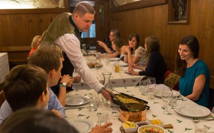 Lukas Hittinger serviert Gästen ein Gericht