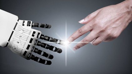 Roboterfinger und Menschenfinger berühren sich