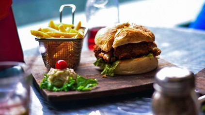 Burger und Pommes