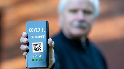Handy, auf dem der aktuelle Impfstatus zu sehen ist