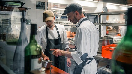 Spitzenkoch Boris Rommel steht den jungen Talenten beim Kochen zur Seite.