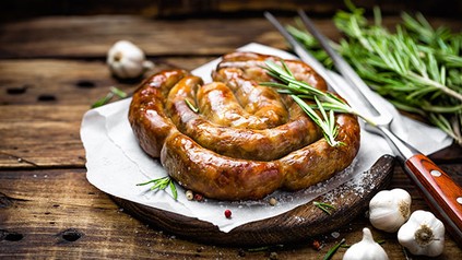 Mediterrane Wildschweinwurst auf einem Teller angerichtet