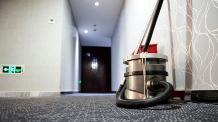 Staubsauger steht in Hotelkorridor