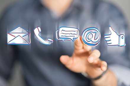 Mann tippt auf Internet Symbole