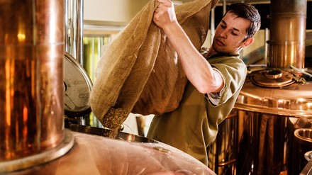 Brauerei-Mitarbeiter füllt Zutaten nach