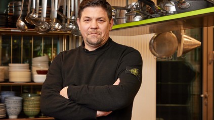 Fernsehkoch Tim Mälzer steht in der Küche seines Restaurants „Die Gute Botschaft“
