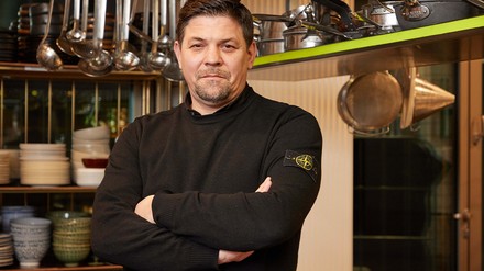 Fernsehkoch Tim Mälzer steht in der Küche seines Restaurants „Die Gute Botschaft“