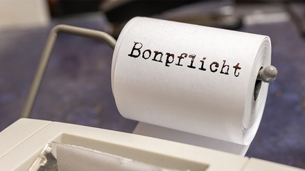 Eine Kassenrolle mit der Aufschrift Bonpflicht