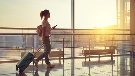 Anders als 2020 und 2021 zieht es viele Bürger wieder ins Ausland. (Foto: © JenkoAtaman/stock.adobe.com)