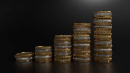 Mehrere Stapel mit Euromünzen