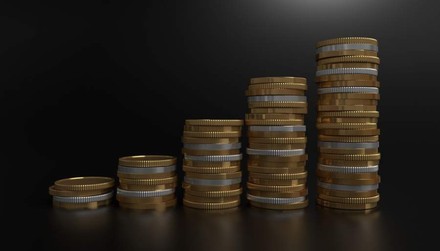 Mehrere Stapel mit Euromünzen