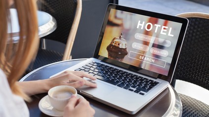Eine Frau mit einem Laptop