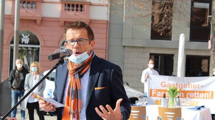 Ein Sprecher auf einer Kundgebung