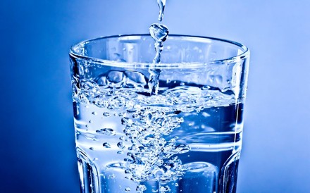 Ein Glas wird mit Wasser gefüllt