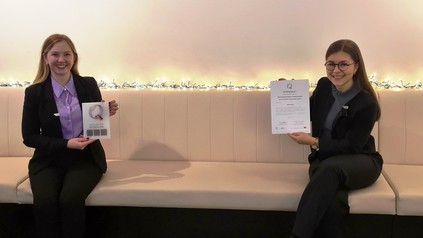 AWA Chefin Anita Wandinger (links) und Mitarbeiterin präsentieren die Zertifizierungsurkunde und die Plakette