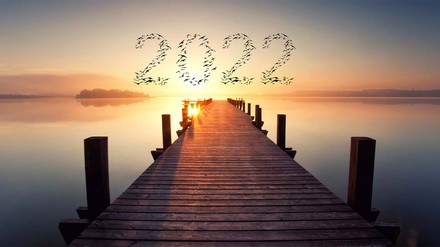 Steg am See und Vögel bilden die Zahl 2022