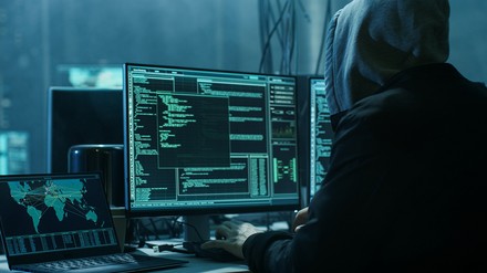 Hacker an einem Computer